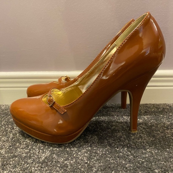 Cognac patent Mary-Jane plateform pumps. - Picture 4 of 4
